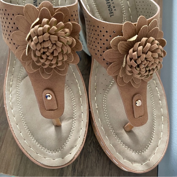 NEW Alexis Bendel Women's Mid-Heel Comfort Flower Thong Wedge tan - Picture 8 of 10